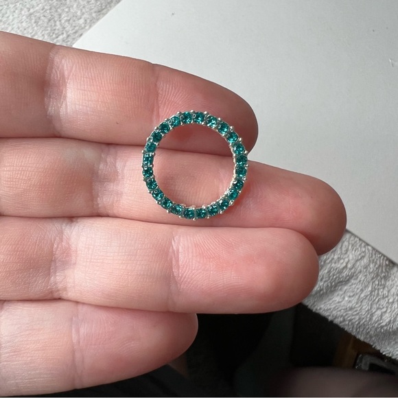 ❤️Silvertone and blue rhinetsone circular pendant - Picture 2 of 7